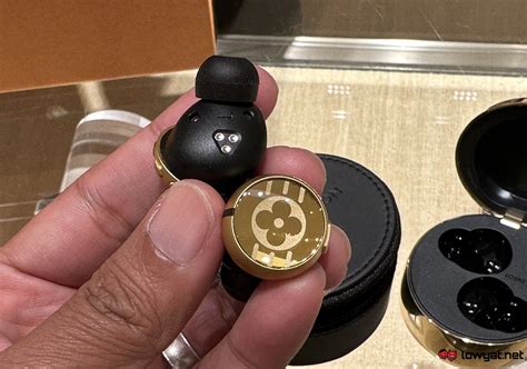 lv connected prezzo|Louis Vuitton Horizon Light Up Earphones.